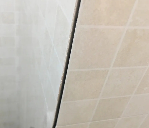 碧江瓷砖空鼓维修公司分享阳台瓷砖脱落的修复过程可以分为以下几个步骤
